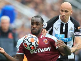West Ham United’s English midfielder Michail Antonio (L) vies with Newcastle United’s English midfielder Jonjo Shelvey (R) during the English Premier League football match between Newcastle United and West Ham United at St James’ Park in Newcastle-upon-Tyne, north east England on August 15, 2021. 