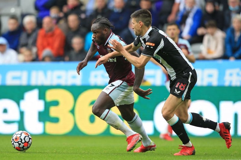 West Ham United’s English midfielder Michail Antonio (L) vies with Newcastle United’s Argentinian defender Federico Fernandez (R) during the English Premier League football match between Newcastle United and West Ham United at St James’ Park in Newcastle-upon-Tyne, north east England on August 15, 2021. 