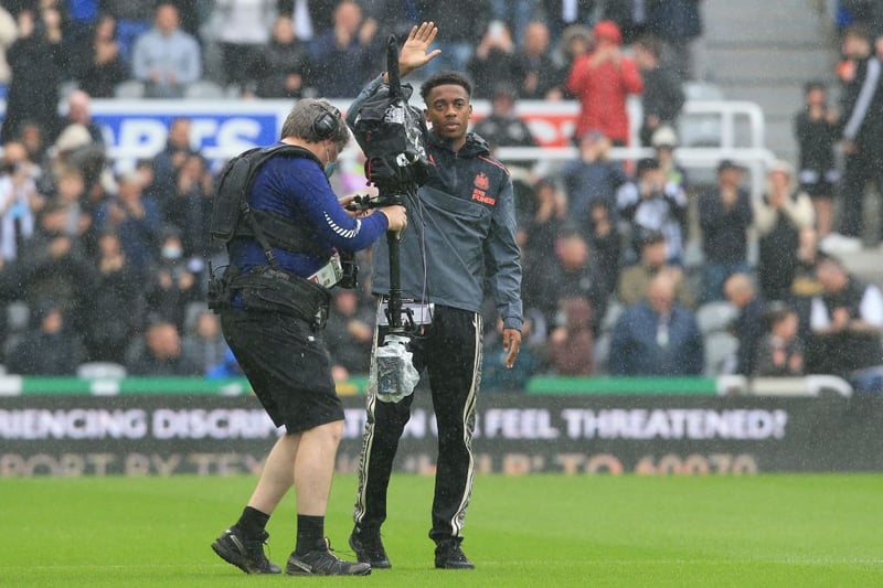 Newcastle United’s English midfielder Joe Willock waves to the crowd as he is introduced before the English Premier League football match between Newcastle United and West Ham United at St James’ Park in Newcastle-upon-Tyne, north east England on August 15, 2021. 