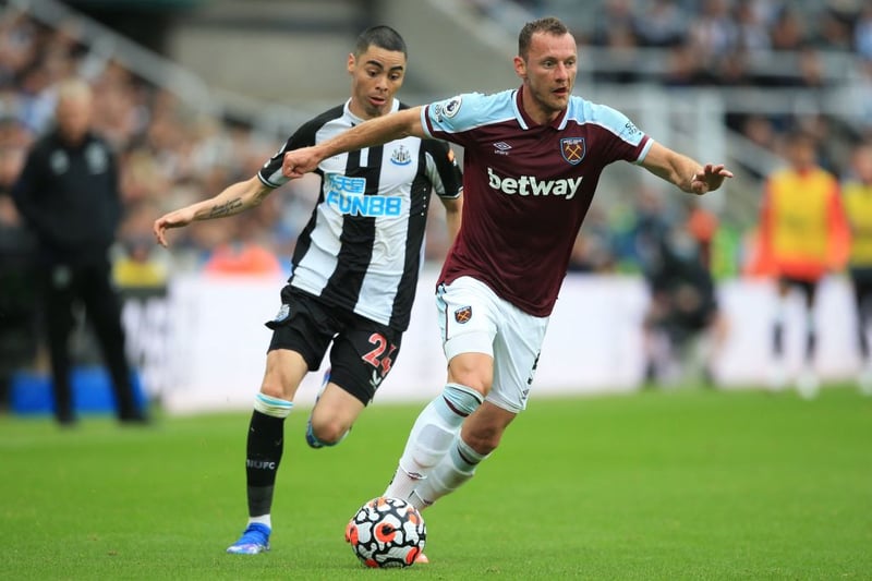 West Ham United’s Czech defender Vladimir Coufal (R) runs away from Newcastle United’s Paraguayan midfielder Miguel Almiron (L) during the English Premier League football match between Newcastle United and West Ham United at St James’ Park in Newcastle-upon-Tyne, north east England on August 15, 2021. 