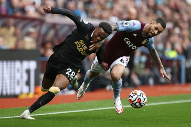BIRMINGHAM, ENGLAND - AUGUST 21: Douglas Luiz of Aston Villa battles for possession with Joe Willock of Newcastle United during the Premier League match between Aston Villa and Newcastle United at Villa Park on August 21, 2021 in Birmingham, England. (Photo by Ryan Pierse/Getty Images)