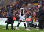 Joe Willock of Newcastle United leaves the pitch after suffering an injury as Steve Bruce, Manager of Newcastle United looks on behind during the Premier League match between Wolverhampton Wanderers and Newcastle United at Molineux on October 02, 2021 in Wolverhampton, England.
