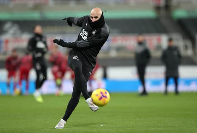 Jonjo Shelvey of Newcastle United warms up prior to the Premier League match between Newcastle United and Liverpool at St. James’ Park on December 30, 2020 in Newcastle upon Tyne, England. The match will be played without fans, behind closed doors as a Covid-19 precaution. 