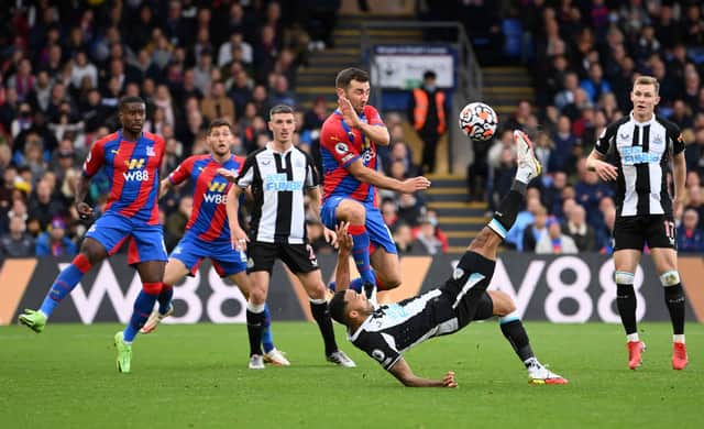 <p>Callum Wilson of Newcastle United scores their side’s first goal during the Premier League match between Crystal Palace and Newcastle United at Selhurst Park on October 23, 2021 in London, England.</p>