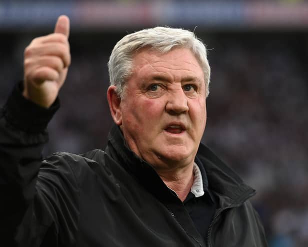 Former Newcastle manager Steve Bruce gives the thumbs up to the crowd prior to the Premier League match between Newcastle United and Tottenham Hotspur at St. James Park on October 17, 2021