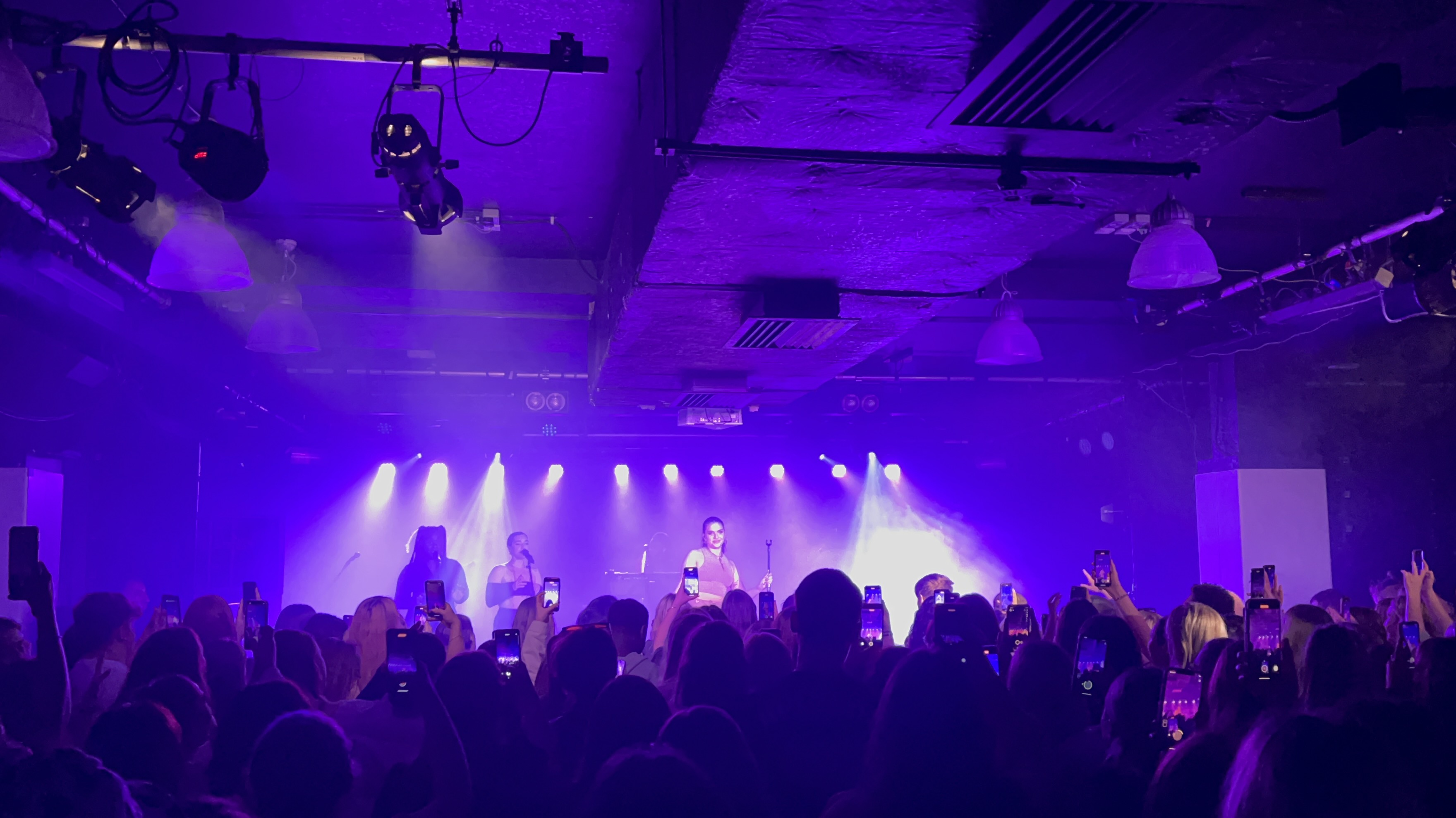 Review: Charismatic Mae Muller endears as she stops off at Newcastle University Students Union