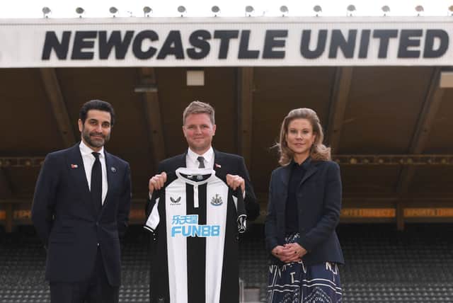 <p>Newcastle United head coach Eddie Howe pictured alongside co-owners Amanda Staveley and Mehrdad Ghodoussi.</p>