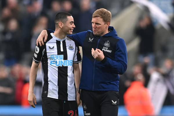Newcastle United head coach Eddie Howe speaks with Miguel Almiron. (Photo by Stu Forster/Getty Images)