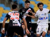 Andrey (C) of Vasco da Gama struggles for the ball with Victor Ferraz of Santos during a match between Vasco da Gama and Santos (Photo by Buda Mendes/Getty Images)