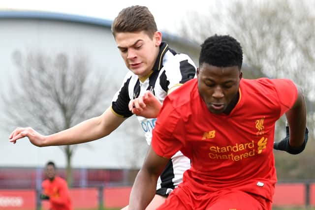 Mich’el Parker of Liverpool and Lewis McNall of Newcastle United in action during the Liverpool v Newcastle United U18 Premier League in January 2017 in Kirkby, England. (Via Getty Images)