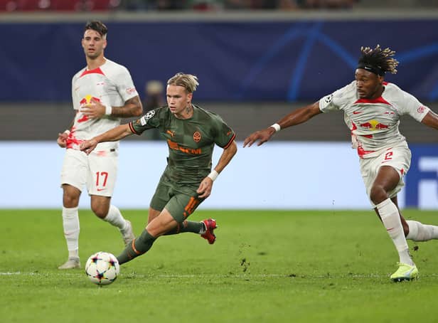 <p>Mykhaylo Mudryk of Shakhtar Donetsk is challenged by Mohamed Simakan of RB Leipzig during the UEFA Champions League group F match between RB Leipzig and Shakhtar Donetsk at Red Bull Arena on September 06, 2022 in Leipzig, Germany. </p>