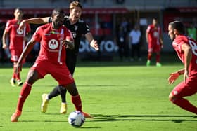 Monza’s Brazilian defender Marlon defends against Juventus’ Serbian forward Dusan Vlahovic (Photo by MIGUEL MEDINA/AFP via Getty Images)