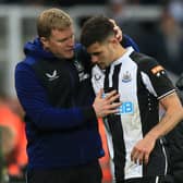 Newcastle United midfielder Bruno Guimaraes and head coach Eddie Howe. (Photo by LINDSEY PARNABY/AFP via Getty Images)