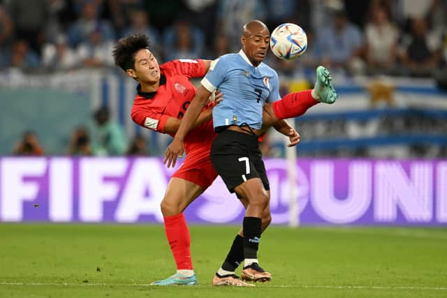 Kangin Lee of Korea Republic battles for possession with Nicolas De La Cruz of Uruguay during the World Cup Group H match (Photo by Clive Mason/Getty Images)