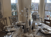 An example of a ‘modern’ Christmas dinner tablescape in silver and white. Pic: @elleandmavenue on Instagram.
