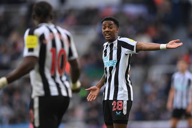 Joe Willock makes a point to Allan Saint-Maximin during Newcastle United’s friendly match with Rayo Vallecano (Photo by Stu Forster/Getty Images)