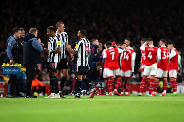 Eddie Howe speaks to Joe Willock of Newcastle United in a drinks break during the Premier League match between Arsenal FC and Newcastle United at Emirates Stadium on January 03, 2023 in London, England.