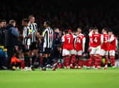 Eddie Howe speaks to Joe Willock of Newcastle United in a drinks break during the Premier League match between Arsenal FC and Newcastle United at Emirates Stadium on January 03, 2023 in London, England.