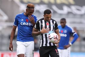 NEWCASTLE UPON TYNE, ENGLAND - NOVEMBER 01: Yerry Mina of Everton talks to Callum Wilson of Newcastle United as he prepares to take a penalty during the Premier League match between Newcastle United and Everton at St. James Park on November 01, 2020 in Newcastle upon Tyne, England. Sporting stadiums around the UK remain under strict restrictions due to the Coronavirus Pandemic as Government social distancing laws prohibit fans inside venues resulting in games being played behind closed doors. (Photo by Alex Pantling/Getty Images)
