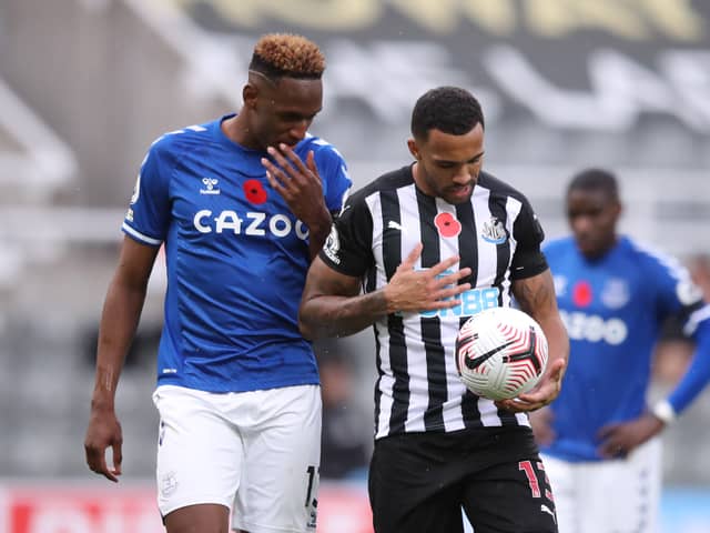 NEWCASTLE UPON TYNE, ENGLAND - NOVEMBER 01: Yerry Mina of Everton talks to Callum Wilson of Newcastle United as he prepares to take a penalty during the Premier League match between Newcastle United and Everton at St. James Park on November 01, 2020 in Newcastle upon Tyne, England. Sporting stadiums around the UK remain under strict restrictions due to the Coronavirus Pandemic as Government social distancing laws prohibit fans inside venues resulting in games being played behind closed doors. (Photo by Alex Pantling/Getty Images)