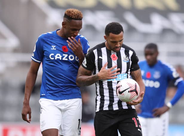 NEWCASTLE UPON TYNE, ENGLAND - NOVEMBER 01: Yerry Mina of Everton talks to Callum Wilson of Newcastle United as he prepares to take a penalty during the Premier League match between Newcastle United and Everton at St. James Park on November 01, 2020 in Newcastle upon Tyne, England. Sporting stadiums around the UK remain under strict restrictions due to the Coronavirus Pandemic as Government social distancing laws prohibit fans inside venues resulting in games being played behind closed doors. (Photo by Alex Pantling/Getty Images)