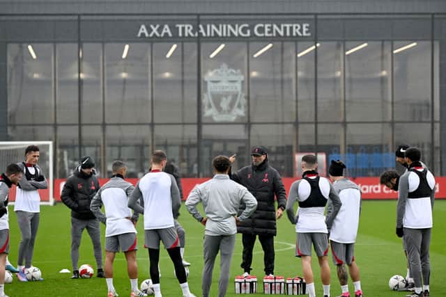 urgen Klopp manager of Liverpool talking with his players during a training session at AXA Training Centre on January 25, 2023 in Kirkby, England. (Photo by Andrew Powell/Liverpool FC via Getty Images)
