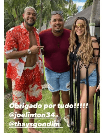 Joelinton was seen relaxing with friends and family in the same outfit (Image: Instagram @thaysgondim_ / @oficialdieegodias)