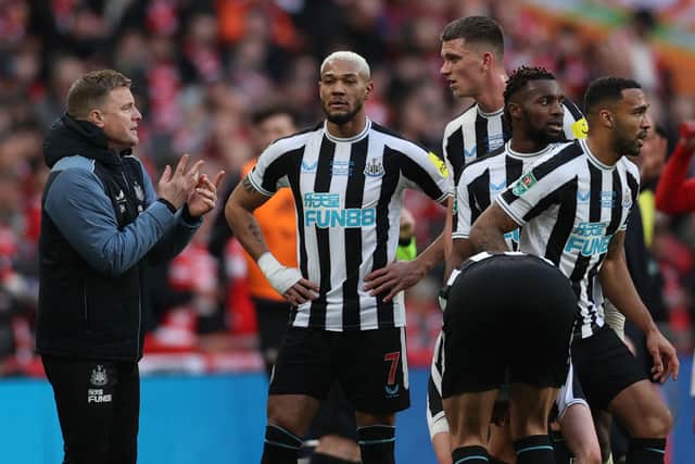 Newcastle United’s English head coach Eddie Howe (L) speaks with his players during a break in play during the English League Cup final football match between Manchester United and Newcastle United at Wembley Stadium, north-west London on February 26, 2023. (Photo by ADRIAN DENNIS / AFP)