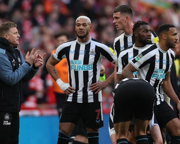 Newcastle United’s English head coach Eddie Howe (L) speaks with his players during a break in play during the English League Cup final football match between Manchester United and Newcastle United at Wembley Stadium, north-west London on February 26, 2023. (Photo by ADRIAN DENNIS / AFP)