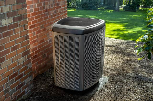 Installing an eco-friendly heat pump (photo: adobe)