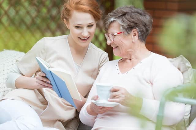 Create a memory book for mum with family memories (photo: adobe)