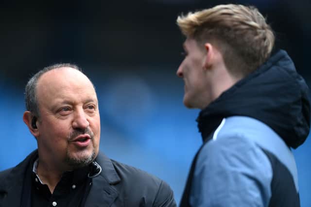 Anthony Gordon of Newcastle United speaks to Rafael Benitez prior to the Premier League match between Manchester City and Newcastle United at Etihad Stadium on March 04, 2023 in Manchester, England. 