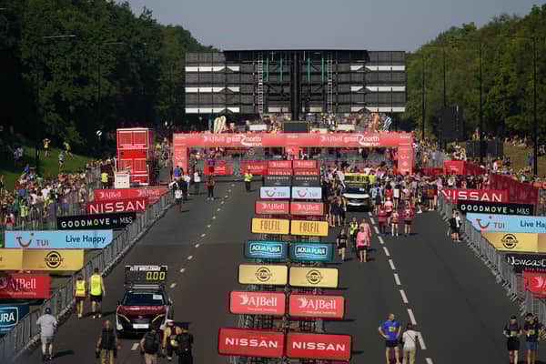 Crowds make their way to the start line
Credit: Ian Forsyth