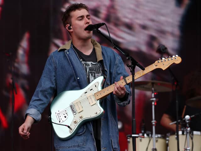 Modern day rockstar Sam Fender, from North Shields, remained in his hometown during his education, studying at Whitley Bay High School. At the school’s sixth form, he studied Theatre and English Language at A Level, and spent a lot of time in the music department.