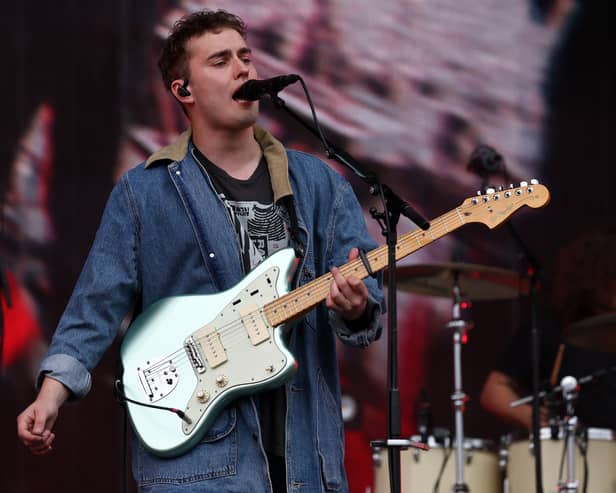 Modern day rockstar Sam Fender, from North Shields, remained in his hometown during his education, studying at Whitley Bay High School. At the school’s sixth form, he studied Theatre and English Language at A Level, and spent a lot of time in the music department.