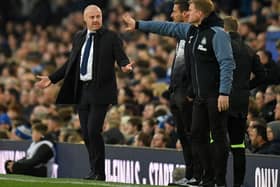 Everton's English manager Sean Dyche (L) gestures at Newcastle United's English head coach Eddie Howe.  (Photo by Oli SCARFF / AFP)