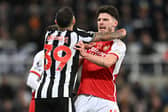 Newcastle United midfielder Bruno Guimaraes (L) clashes with Arsenal midfielder Declan Rice. (Photo by OLI SCARFF/AFP via Getty Images)