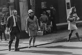 Outside Binns, Grey Street/Market Street. Taken by Laszlo Torday, who arrived in Tynemouth in January 1940 from Hungary and took most of his photographs of Tyneside during the 1960's and 1970's. They reflect his interest in the streets and people of Newcastle especially of central Newcastle and the suburbs of Heaton and Jesmond