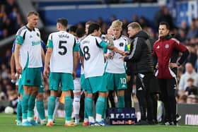 Eddie Howe, Manager of Newcastle United, gives the team instructions during a break in play during the Premier League match between Everton FC and Newcastle United FC at Goodison Park on October 05, 2024 in Liverpool, England. (Photo by Matt McNulty/Getty Images)