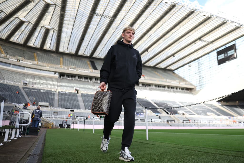 Gordon Side 'Very demure' - Newcastle United star shows off sophisticated side in ...