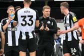 Newcastle United's English head coach Eddie Howe speaks with Newcastle United's English midfielder #36 Sean Longstaff. (Photo by ANDY BUCHANAN/AFP via Getty Images)