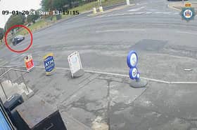 Man falls from car after clinging on after bag theft.