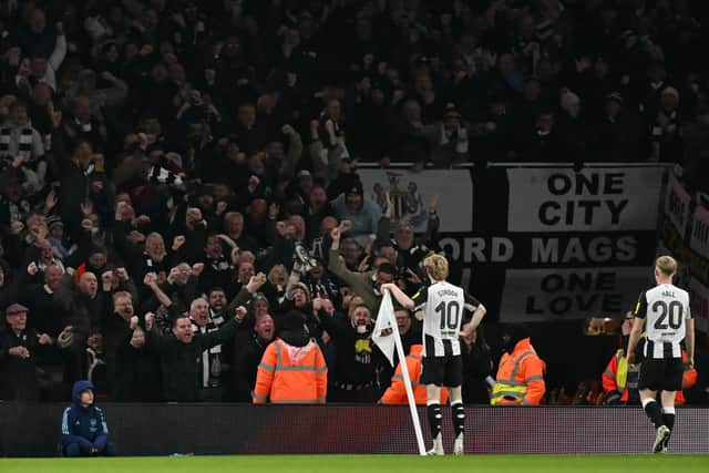 Newcastle United's English midfielder #10 Anthony Gordon (C) celebrates scoring the team's second goal during the English League Cup semi-final first leg football match between Arsenal and Newcastle United at the Emirates Stadium, in London on January 7, 2025. (Photo by Glyn KIRK / AFP)