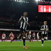 Newcastle United's Swedish striker #14 Alexander Isak celebrates scoring the opening goal during the English League Cup semi-final first leg football match between Arsenal and Newcastle United at the Emirates Stadium, in London on January 7, 2025. (Photo by Glyn KIRK / AFP) 