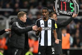 Eddie Howe, Manager of Newcastle United, gives Alexander Isak instructions during the Premier League match between Newcastle United FC and Leicester City FC at St James' Park on December 14, 2024 in Newcastle upon Tyne, England. 