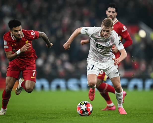Lille's Icelandic midfielder #07 Hakon Arnar Haraldsson (R) fights for the ball with Liverpool's Colombian midfielder #07 Luis Diaz during the UEFA Champions League. (Photo by PAUL ELLIS/AFP via Getty Images)