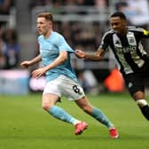 Elliot Anderson of Nottingham Forest is challenged by Joe Willock of Newcastle United during the Premier League match between Newcastle United FC and Nottingham Forest FC at St James' Park on February 23, 2025 in Newcastle upon Tyne, England. (Photo by Richard Heathcote/Getty Images)