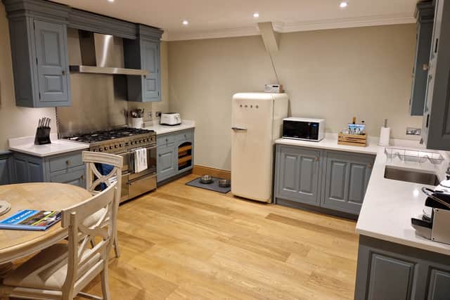 The well-equipped kitchen