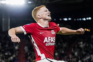 Kees Smit of AZ Alkmaar celebrates the 1-0 goal during the Dutch Eredivisie match between AZ Alkmaar and PEC Zwolle at the AFAS Stadium on September 24, 2025 in Alkmaar, Netherlands. (Photo by TOBIAS KLEUVER/ANP/AFP via Getty Images)          