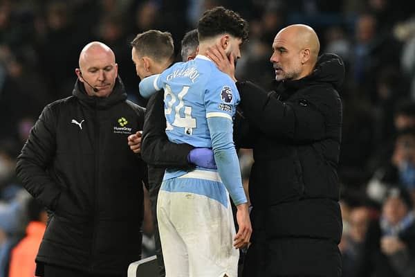 Manchester City's Croatian defender #24 Josko Gvardiol (C) speaks with Manchester City's Spanish manager Pep Guardiola after picking up an injury during the English Premier League football match between Manchester City and Chelsea at the Etihad Stadium in Manchester, north west England, on January 4, 2026. (Photo by Oli SCARFF / AFP via Getty Images) 